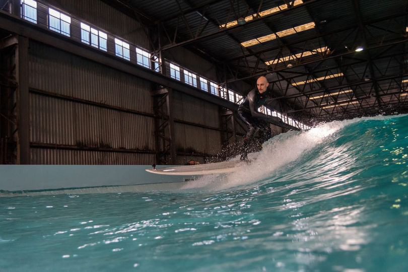 SurfPoel: indoor surfen op de Haagse Binckhorst | The Hague's Finest