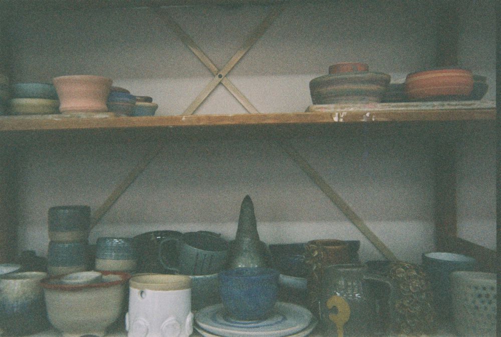 Keramieken potten in een kast bij keramiekbedrijf
