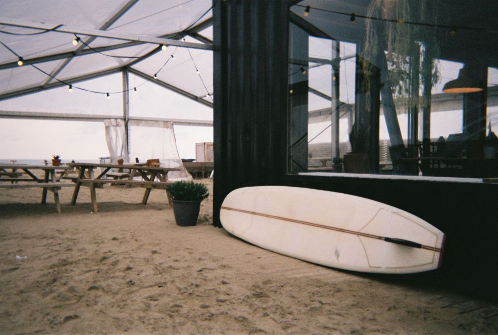 Surfplank voor een strandtent
