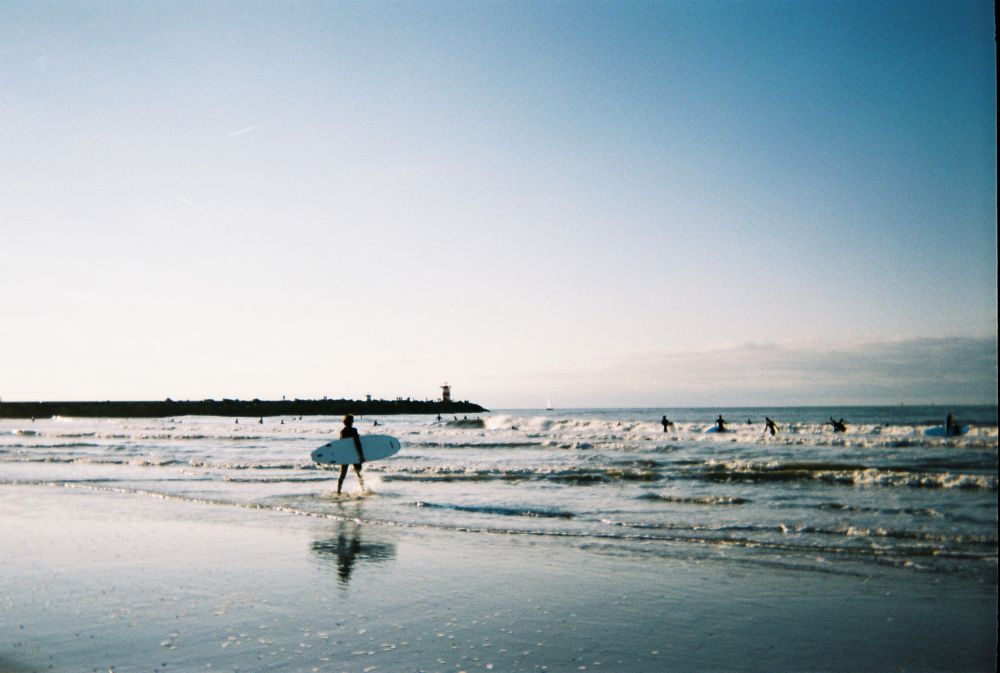 foto van scheveningen de zee en surfers