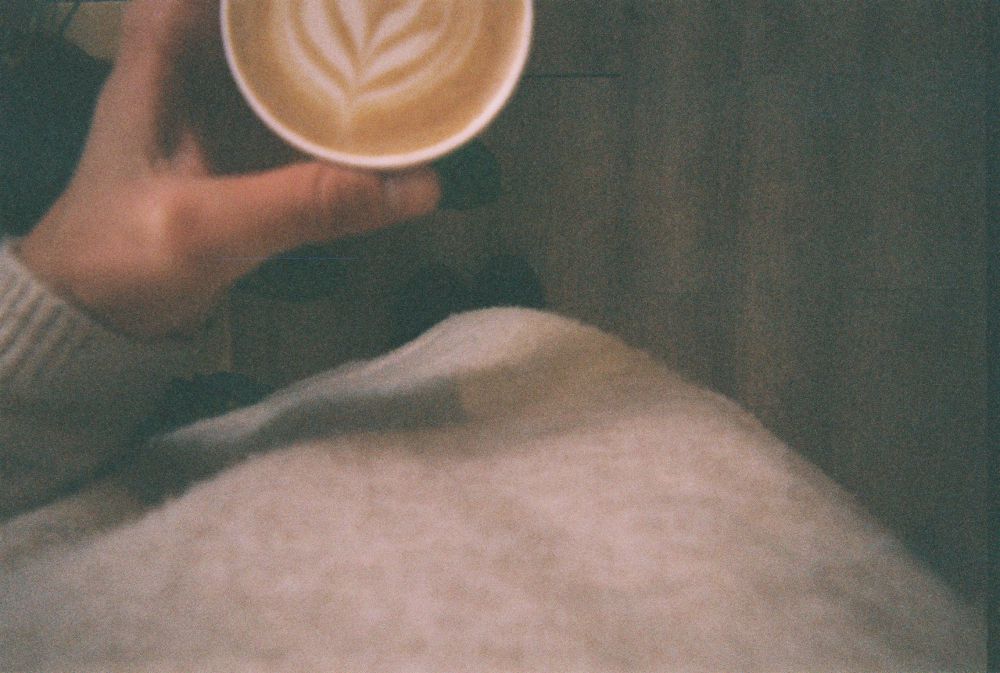 foto van een kop koffie met latte art