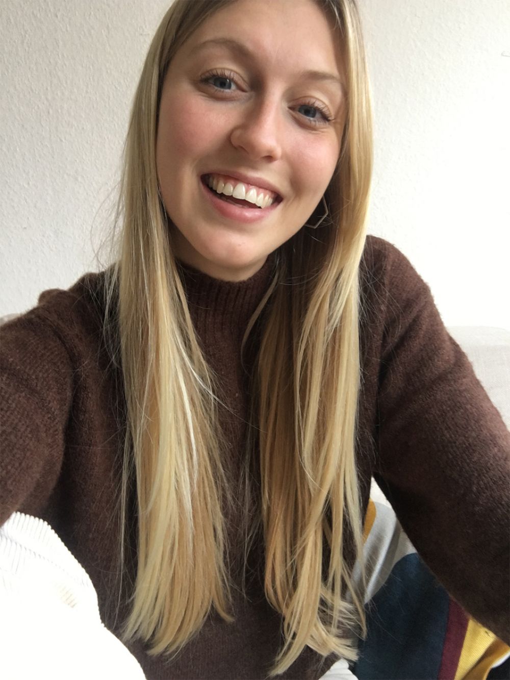 blonde vrouw selfie lacht in camera